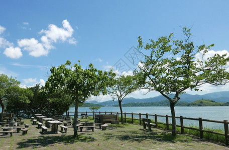 室内野外烧烤BBQ地点和有自然风景的展馆绿色木头野餐天空假期晴天蓝色炙烤公园花园背景图片