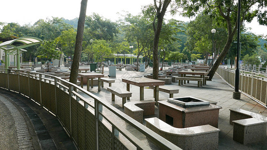 室内野外烧烤BBQ地点和有自然风景的展馆桌子木头派对公园天空绿色蓝色花园晴天炙烤背景图片