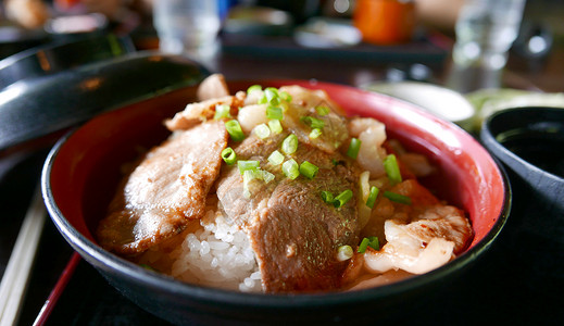 饭碗上放着日本菜炒猪肉米食物美食猪肉午餐餐厅背景图片