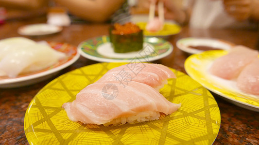 日本餐厅白菜上的寿司背景图片