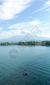 垂直的藤山山山 游艇和湖泊高清图片