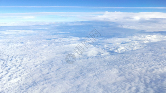 蓝天空中美丽的自然云层 从空中看天堂晴天飞行航班天空水平蓝色背景图片