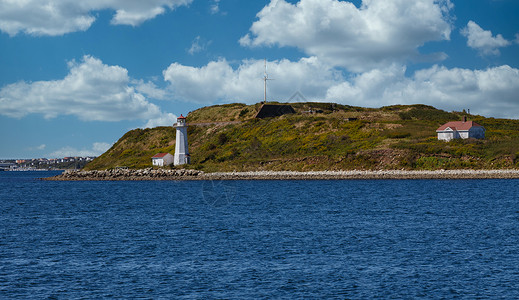邻近哈利法克斯岛边缘的灯塔高清图片