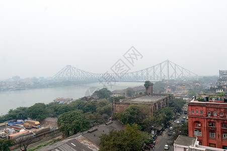 全景河畔加尔各答城市生活在一个赢家有雾的夜晚 Ariel 在 Hooghly 河岸西孟加拉邦印度南亚太地区查看加尔各答 屋顶摄影背景图片