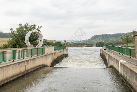 从Katse水坝隧道流到Ash河的水高清图片