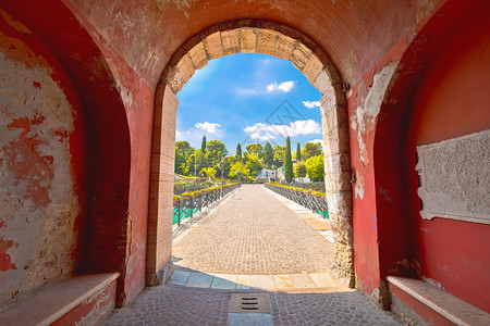 色彩多彩的意大利城镇桥梁和城墙高清图片