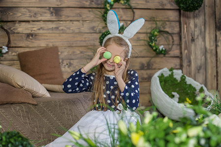 女孩在复活节玩得开心的肖像 穿着兔子耳朵和小圈女孩们童年季节孩子眼睛戏服乐趣姐妹花园家庭背景