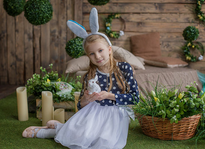 女孩在复活节玩得开心的肖像 穿着兔子耳朵和小圈姐妹花园家庭孩子微笑童年眼睛女孩们乐趣戏服背景