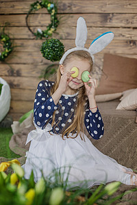 女孩在复活节玩得开心的肖像 穿着兔子耳朵和小圈季节孩子们微笑童年眼睛女孩们戏服姐妹孩子乐趣背景
