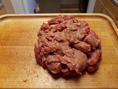 厨房切柴板上的生牛肉午餐木头砧板木板食物红肉背景图片