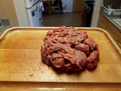 厨房切柴板上的生牛肉食物木板午餐红肉砧板木头背景图片