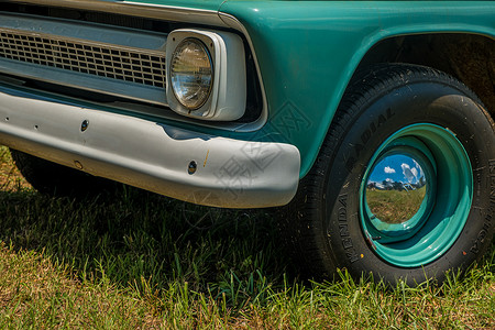 雪佛兰卡车的车轮和挡泥板背景图片