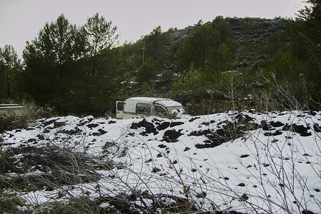 雪地中的旧废弃汽车运输旅行薄片驾驶森林速度风暴运动危险暴风雪图片