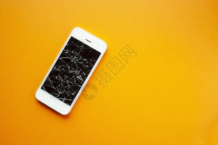 碎屏手机橙色背景上智能手机的碎屏橙子技术玻璃裂缝屏幕碰撞细胞维修事故工具背景