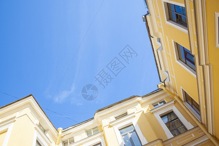 俄罗斯圣彼得堡的宫殿和橙色粗墙壁公寓历史法庭旅游天空旅行院子房子建筑住宅背景图片