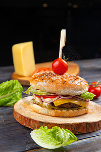 三明治汉堡带沙拉 西红柿 洋葱圈 奶酪的经典汉堡食物包子烹饪土豆垃圾牛肉小吃面包炙烤乡村背景