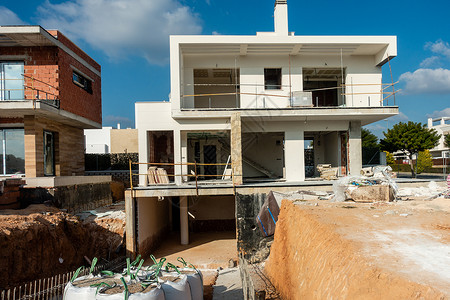 西班牙人的新住宅建筑街道公寓阳台天空蓝色房子击剑背景图片