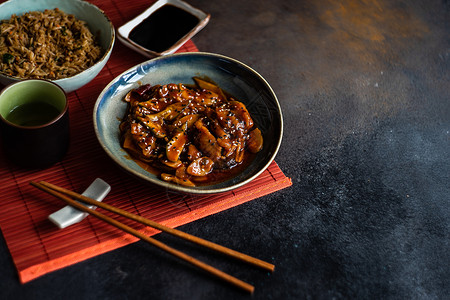酸甜苦辣传统中国食品环境大豆陶瓷蔬菜木板筷子刀具制品油炸猪肉背景