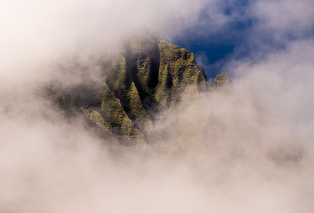 霍皮利小径夏威夷Kauai的Pihea Trail地段参天悬崖尖塔薄雾帕里极端小径顶峰绿色戏剧性背景
