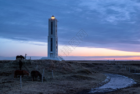 灯塔和马冰岛纳拉罗斯灯塔日落航海海岸灯塔水平蓝色建筑学天空旅行多云背景