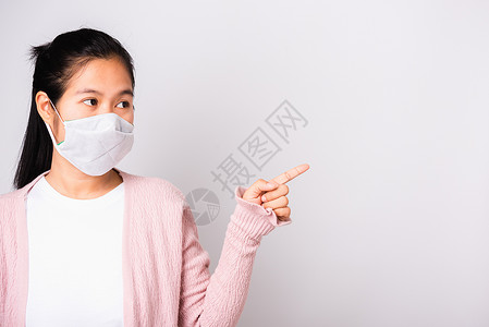 戴外科保护套的妇女面对Coro的面具卫生手势女性疾病工作室安全女士手指感染药品女孩背景图片