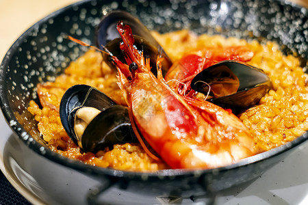 瓦伦西亚海鲜饭配有马瑞斯科的Paella和Mariscos 一种典型的西班牙传统烹饪菜盘 以海产食品和大米为基础背景