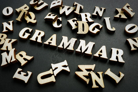 木制字母的语法词 学习英语概念背景图片