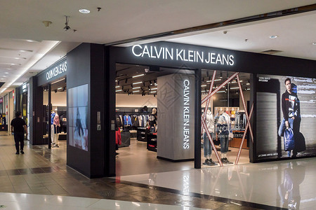卡尔文在中国上海的商店 著名的美国品牌销售临时服装背景