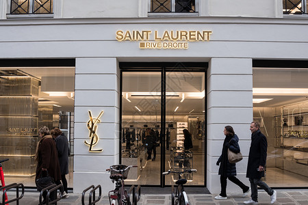 圣洛朗店面 也被称为法国巴黎的 YSL 奢侈品牌店位于“é”背景