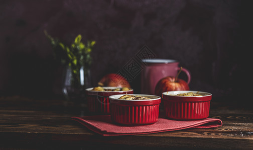 拉面小馆陶瓷烘烤模型中的苹果派 在黑木制桌子上的拉面水果蛋糕食物框架肉桂模子模具盘子早餐烹饪背景