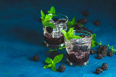 黑莓起泡莫吉托浆果夏天高清图片