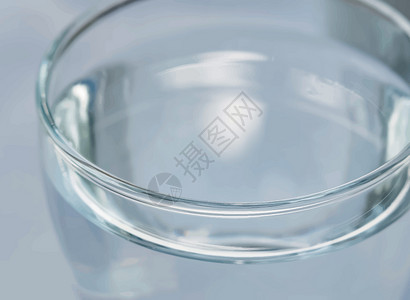 玻璃水玻璃杯中的饮用水流动液体龙头气泡蓝色水晶环境白色饮料杯子设计图片