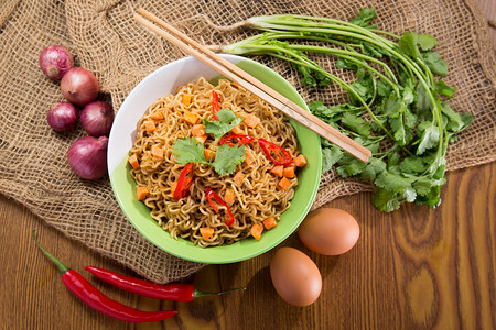 一碗即快面青菜面条小麦蔬菜美食午餐食物文化筷子白色高清图片