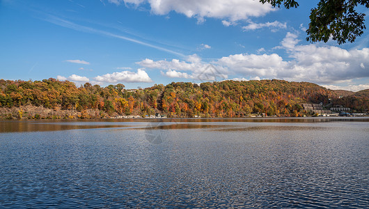 美妙的秋天湖边住宅高清图片