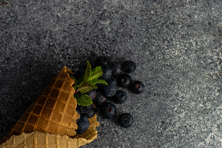 有机蓝莓水果胡扯薄荷排毒覆盆子锥体石头食物甜点高清图片