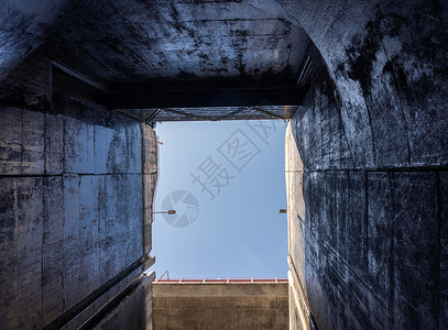波尔图附近杜罗河上大坝锁的垂直视图高清图片