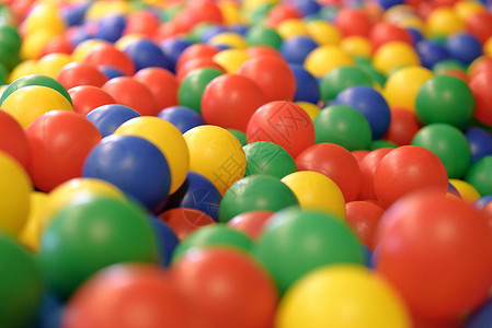 塑料多色球玩具生日乐趣红色圆形童年幼儿园黄色蓝色孩子背景图片