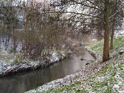冬天的小河 草地上下雪背景图片