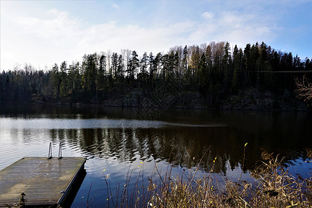 在Solvolla的Haltia访客中心附近的湖高清图片