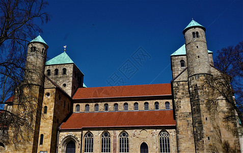 希尔克内斯早期的罗马内斯克圣迈克尔教堂 在希尔德海姆背景