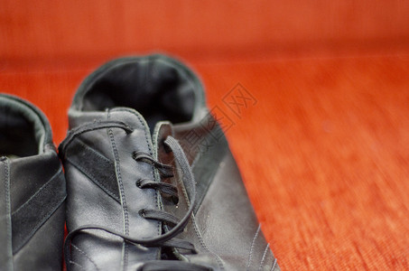 老式黑色步行鞋 复古黑色步行鞋运动鞋鞋带红色短袜桌子跑鞋泡沫领带户外鞋蕾丝背景图片