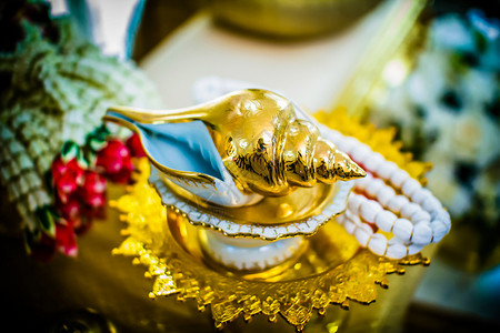 为泰国传统婚礼重新开水仪式庆典花环佛教徒礼物文化订婚家庭婚姻金子新娘背景图片