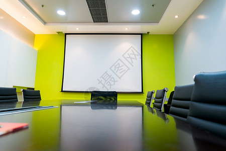 在商业会议室显示空白的显示投影机时展示推介会木板公司会议座位建筑学白色椅子工作背景图片