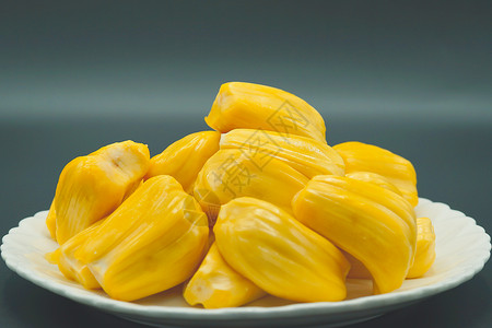 扎塔尔白色盘子上新鲜的胡萝卜切片 甜黄色农场营养异国食物热带食品甜点水果面包菠萝蜜背景