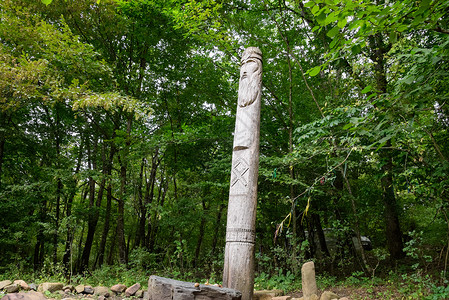 斯拉夫科森林Dagboga寺庙 是Shapsugi山林中的异教徒偶像雕塑天空旅行文化木头精神数字信仰树木宗教背景