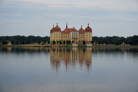 Moritzburg宫殿 - 周围湖边城堡的映像高清图片