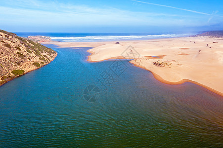 沙洲从葡萄牙西海岸的卡拉帕特伊拉海滩出发的航空天线海滩石头海洋岩石海藻海浪天空海岸线背景