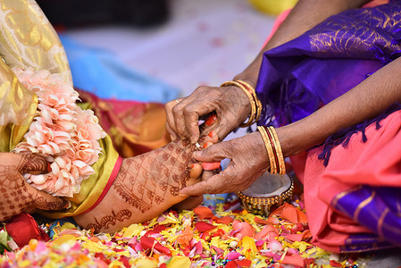 印度婚礼传统的印度教传统结婚仪式女性花朵恋人女士宗教女孩椰子婚姻珠宝婚礼背景