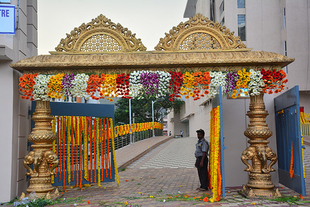 印度印度教徒婚礼花朵珠宝金子女性订婚文化传统美丽女士宗教背景图片