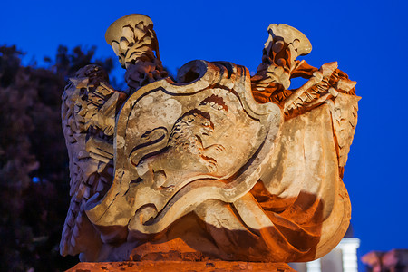 带纹章狮子的发光徽章 马耳他古都姆迪纳主门的建筑细节背景图片
